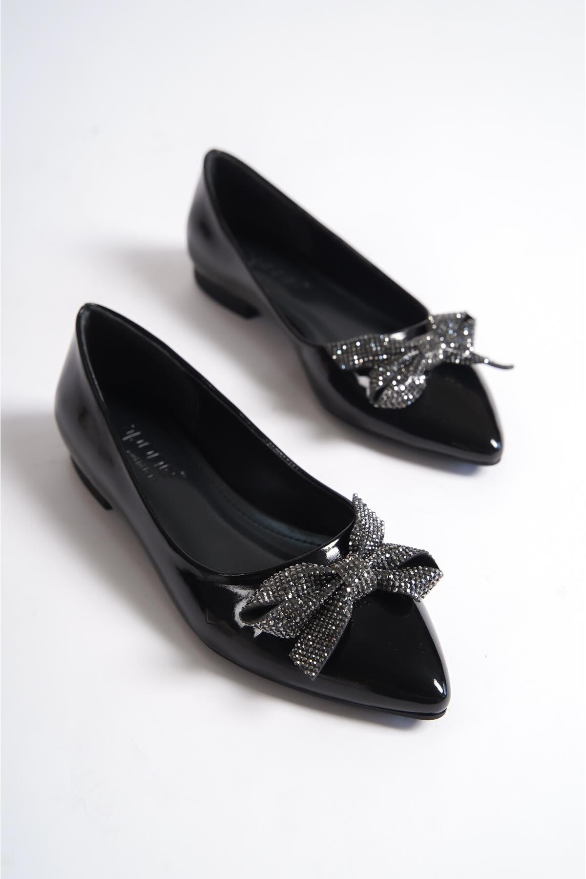 Capone Outfitters Women's Pointed Toe Flats with Bow and Stones.