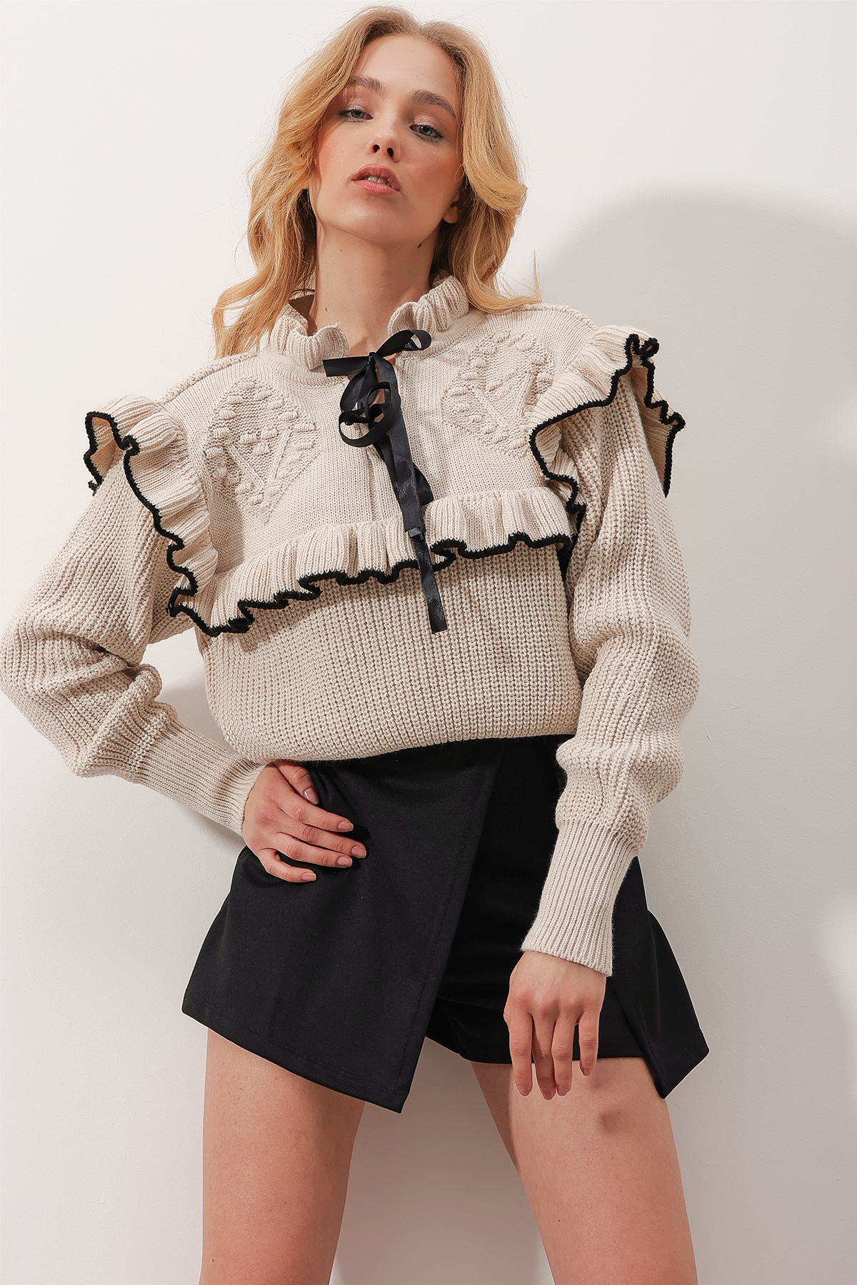 Trend Alaçatı Stili Women's Beige Collar Tie Detail Frilly Thessaloniki Knit Crop Sweater