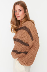 Trendyol Camel Wide Fit. A Soft Textured, Color Block Knitwear Sweater